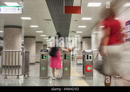 ISTANBUL, Türkei - 21. Juli 2014: Istanbul Metro Stockfoto