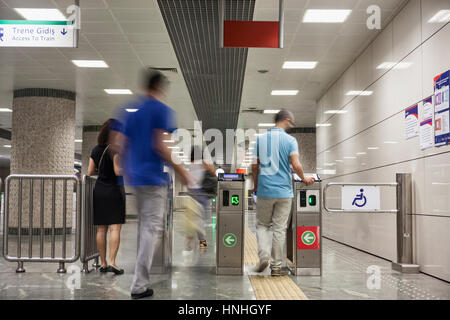 ISTANBUL, Türkei - 21. Juli 2014: Istanbul Metro Stockfoto