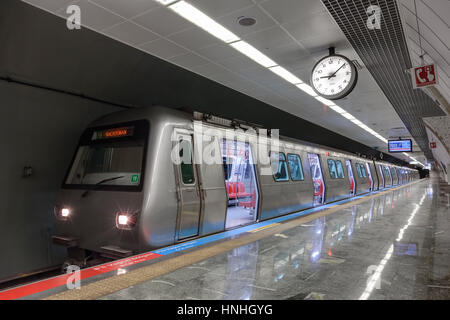 ISTANBUL, Türkei - 21. Juli 2014: Istanbul Metro Stockfoto