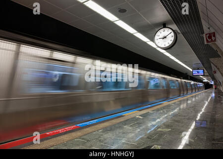 ISTANBUL, Türkei - 21. Juli 2014: Istanbul Metro Stockfoto