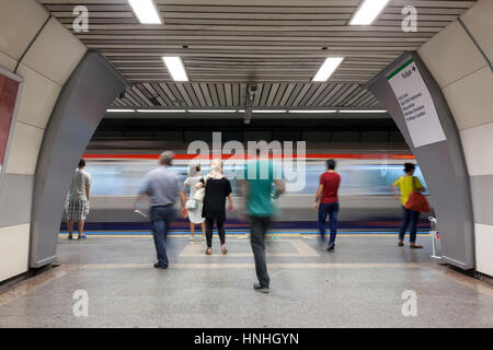 ISTANBUL, Türkei - 21. Juli 2014: Istanbul Metro Stockfoto