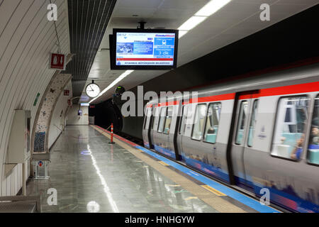 ISTANBUL, Türkei - 21. Juli 2014: Istanbul Metro; Shutterstock-ID 251595916 Stockfoto