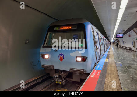 ISTANBUL, Türkei - 21. Juli 2014: Istanbul Metro; Shutterstock-ID 251595922 Stockfoto