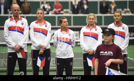 Prag, Tschechische Republik. 11 Feb, 2017. Von links Czech Tennis nicht - Kapitän Petr Pala und Tennisspieler Karolina Pliskova, Barbora Strycova, Katerina Siniakova, Lucie Safarova posieren für die Fotografen vor dem Tennis Match des Fed Cup Runde 1 zwischen der Tschechischen Republik und Spanien, in Ostrava, Tschechische Republik, am Samstag, den 11. Februar 2017. (CTK Photo/Jaroslav Ozana) Stockfoto