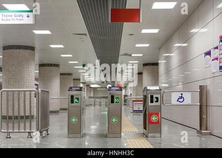 ISTANBUL, Türkei - 21. Juli 2014: Istanbul Metro Eingang Stockfoto