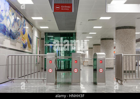 ISTANBUL, Türkei - 21. Juli 2014: Istanbul Metro-Ausgang Stockfoto