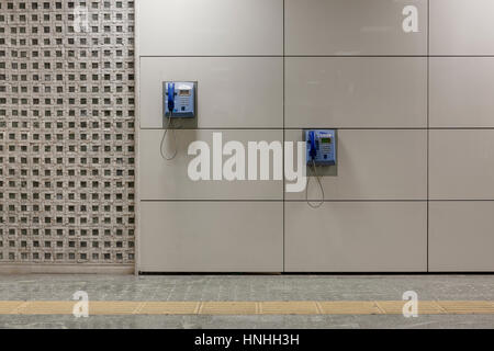 ISTANBUL, Türkei - 21. Juli 2014: Istanbul Metro Telefon Wand Stockfoto