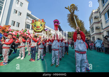 Changxing, China Zhejiang Provinz. 13. Februar 2017. Kinder spielen traditionellen Drachentanz in einem Kindergarten in Changxing County, Ost-China Zhejiang Provinz, 13. Februar 2017. Eine traditionelle Drachen-Tanz-Aktivität fand am Montag im Kindergarten in Changxing statt. Die Drachen wurden von Lehrern, Kindern und deren Familienangehörige aus recycelten Materialien hergestellt. Bildnachweis: Xu Yu/Xinhua/Alamy Live-Nachrichten Stockfoto