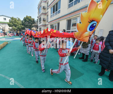 Changxing, China Zhejiang Provinz. 13. Februar 2017. Kinder spielen traditionellen Drachentanz in einem Kindergarten in Changxing County, Ost-China Zhejiang Provinz, 13. Februar 2017. Eine traditionelle Drachen-Tanz-Aktivität fand am Montag im Kindergarten in Changxing statt. Die Drachen wurden von Lehrern, Kindern und deren Familienangehörige aus recycelten Materialien hergestellt. Bildnachweis: Xu Yu/Xinhua/Alamy Live-Nachrichten Stockfoto