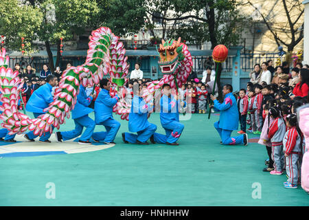 Changxing, China Zhejiang Provinz. 13. Februar 2017. Lokale Künstler spielen traditionellen Drachentanz in einem Kindergarten in Changxing County, Ost-China Zhejiang Provinz, 13. Februar 2017. Eine traditionelle Drachen-Tanz-Aktivität fand am Montag im Kindergarten in Changxing statt. Die Drachen wurden von Lehrern, Kindern und deren Familienangehörige aus recycelten Materialien hergestellt. Bildnachweis: Xu Yu/Xinhua/Alamy Live-Nachrichten Stockfoto