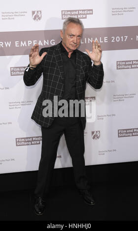 Berlin, Deutschland. 12. Februar 2017. Schauspieler Udo Kier kommt an der Nord-Rhein Westfalen Rezeption der 67. Internationalen Filmfestspiele in Berlin, Deutschland, 12. Februar 2017. Foto: Jörg Carstensen/Dpa/Alamy Live News Stockfoto