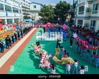 Changxing, China Zhejiang Provinz. 13. Februar 2017. Eine traditionelle Drachen-Tanz-Aktivität ist in einem Kindergarten in Changxing County, Ost-China Zhejiang Provinz, 13. Februar 2017 statt. Die Drachen wurden von Lehrern, Kindern und deren Familienangehörige aus recycelten Materialien hergestellt. Bildnachweis: Xu Yu/Xinhua/Alamy Live-Nachrichten Stockfoto