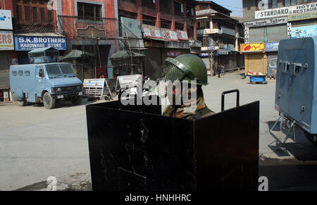 Srinagar, indische verabreicht Kaschmir. 13. Februar 2017. Ein indischer paramilitärischer Soldat steht Wache neben einem geschlossenen Markt während eines Streiks. Geschäfte und Betriebsstätte geschlossen Kaschmir blieb, nachdem Separatisten einen Streik nach der Tötung von Zivilisten während einer Schießerei gefordert, die tot vier mutmaßliche Rebellen und zwei Soldaten der indischen Armee Guthaben: Sofi Suhail/Alamy Live-Nachrichten Stockfoto