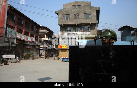 Srinagar, indische verabreicht Kaschmir. 13. Februar 2017. Ein indischer paramilitärischer Soldat steht Wache neben einem geschlossenen Markt während eines Streiks. Geschäfte und Betriebsstätte geschlossen Kaschmir blieb, nachdem Separatisten einen Streik nach der Tötung von Zivilisten während einer Schießerei gefordert, die tot vier mutmaßliche Rebellen und zwei Soldaten der indischen Armee Guthaben: Sofi Suhail/Alamy Live-Nachrichten Stockfoto