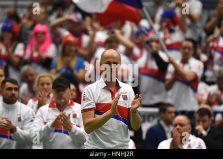 Der tschechische Tennis-Nichtspielkapitän Petr Pala reagiert während des Tennisspiels der Fed Cup 1.-Runde zwischen der Tschechischen Republik (Karolina Pliskova) und Spanien (Lara Arruabarrena) in Ostrava, Tschechien, am Samstag, den 11. Februar, 2017. (CTK Photo/Jaroslav Ozana) Stockfoto