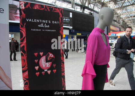 London UK. 13. Februar 2017. Ein Stall von Marks and Spencer Bekleidung Einzelhandel fördert Valentinstag an der Waterloo station Stockfoto