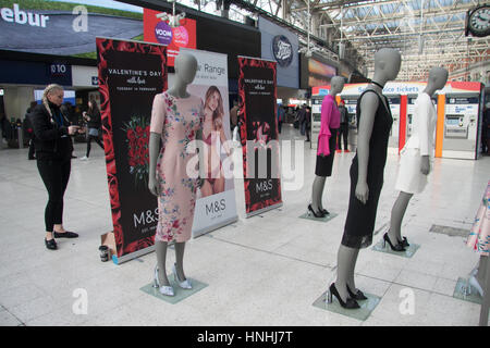 London UK. 13. Februar 2017. Ein Stall von Marks and Spencer Bekleidung Einzelhandel fördert Valentinstag an der Waterloo station Stockfoto