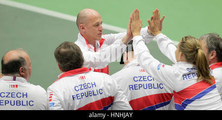 Ostrava, Tschechische Republik. 12. Februar 2017. Tschechische Tennis spielen Kapitän Petr Pala feiert nach dem Tennismatch von der Fed Cup 1. Runde zwischen der Tschechischen Republik (Karolina Pliskova) und Spanien (Garbine Muguruza) in Ostrava, Tschechische Republik, 12. Februar 2017. Bildnachweis: Petr Sznapka/CTK Foto/Alamy Live-Nachrichten Stockfoto