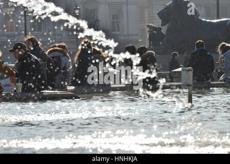 Trafalgar Square, London, UK. 13. Februar 2017. Sonnenschein bringt wärmere Temperaturen nach London nach den letzten kalten Wetter. Bildnachweis: Matthew Chattle/Alamy Live-Nachrichten Stockfoto