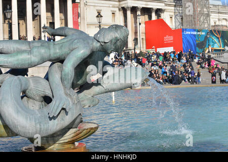 Trafalgar Square, London, UK. 13. Februar 2017. Sonnenschein bringt wärmere Temperaturen nach London nach den letzten kalten Wetter. Bildnachweis: Matthew Chattle/Alamy Live-Nachrichten Stockfoto