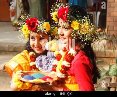 Dhaka, Bangladesch. 13. Februar 2017. Zwei Mädchen, die tragen Blumenschmuck besuchen eine Aufführung feiert Pohela Falgun, des ersten Tages des Frühlings Bengali Monats Kongresspartei in Dhaka, Bangladesch, 13. Februar 2017. Pohela Falgun, läutet die Ankunft des Frühlings, bedeutet Bangladesch Hauptstadt Dhaka Peitsche grüne Parks sind voll von Menschen aus allen Gesellschaftsschichten, die Feier des Tages. Bildnachweis: Mohammad Manowar Kamal/Xinhua/Alamy Live-Nachrichten Stockfoto