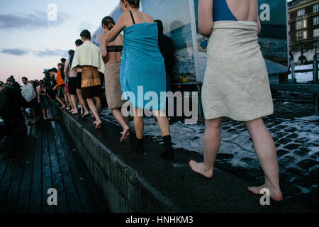 Dänemark, Kopenhagen, 12. Februar 2017. Winter-schwimmen-Draufgänger springen die Eis Wasser Kopenhagens Hafen Pools im Rahmen der Veranstaltung "Ilddåb" während der dänischen Kunst und Musik Festival Frost Festival 2017 in Kopenhagen. In der Dunkelheit, die die Winter Schwimmern wurden aufgefordert die Coul springen durch Feuer Kanonen Beleuchtung Wasser er Himmel und interaktive Blitz innerhalb und außerhalb der Hafen-Pool. Bildnachweis: Gonzales Foto/Alamy Live-Nachrichten Stockfoto