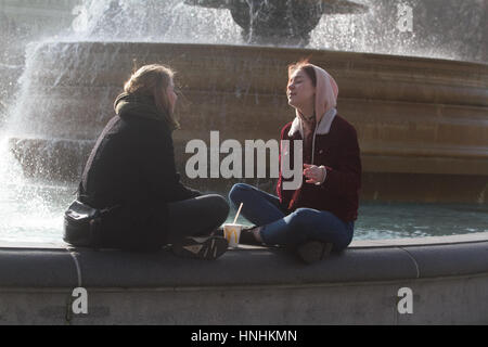 London, UK. 13. Februar 2017. Menschen genießen die schönen Wintersonne auf dem Trafalgar Square wie Temperaturen beginnen nach einer Kälteperiode zu steigen. Bildnachweis: Amer Ghazzal/Alamy Live-Nachrichten Stockfoto