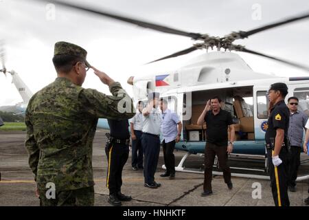 Surigao Del Norte Province, Philippinen. 12. Februar 2017. Philippinische Präsident Rodrigo Duterte Schritte einmal einen Hubschrauber wie er kommt, um den Schaden von einem Erdbeben der Stärke 6,7 12. Februar 2017 in Surigao City, Philippinen anzeigen. Starke Erdbeben mindestens acht Menschen getötet und mehr als 120 verletzt. Bildnachweis: Planetpix/Alamy Live-Nachrichten Stockfoto