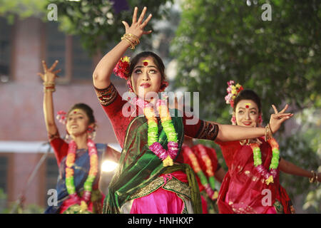 Dhaka, Bangladesch. 13. Februar 2017. Bangladeshi Künstler führen Tanz anlässlich der Pahela Falgun (erster Tag des Frühlings) auf dem Campus der Universität von Dhaka in Dhaka, Bangladesch, 13. Februar 2017. In Bangladesch Pahela Kongresspartei zeichnet mit bunten Feier und traditionell, Frauen tragen gelbe Saris und Mann Verschleiß Panjabi, diesen Tag zu feiern. Feier des Pahela Falgun wird als Bosonto Utsob bezeichnet. Bildnachweis: Suvra Kanti Das/ZUMA Draht/Alamy Live-Nachrichten Stockfoto