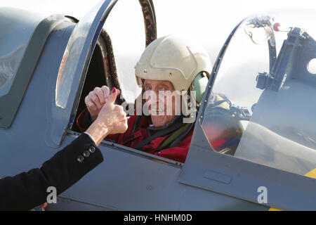 Biggin Hill, UK. 13. Februar 2017. Lancierung des Jubiläumsjahr feiern in London Biggin Hill Airport mit drei besondere VIP-Gäste, die 100 Jahre alt sind. Nach einer Rede von MD Will Curtis, VIP-Gast, 100 Jahr alte Ray Roberts, zog in ein Spitfire für kurze Inlandsflug und besuchte dann eine festliche Mittagessen Credit: Keith Larby/Alamy Live News Stockfoto