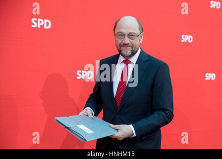 SPD Kanzlerkandidaten Martin Schulz kommt beim Start von der SPD Verzeichnis Vorstandssitzung in der Parteizentrale in Berlin, Deutschland, 13. Februar 2017. Foto: Kay Nietfeld/dpa Stockfoto
