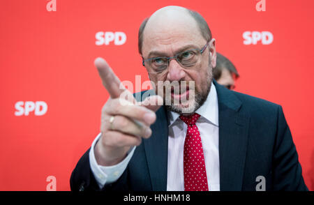 SPD Kanzlerkandidaten Martin Schulz kommt beim Start von der SPD Verzeichnis Vorstandssitzung in der Parteizentrale in Berlin, Deutschland, 13. Februar 2017. Foto: Kay Nietfeld/dpa Stockfoto