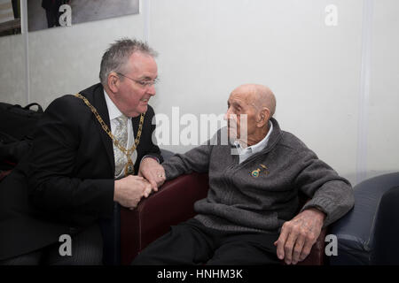 Biggin Hill, UK. 13. Februar 2017. Ian Payne, Bürgermeister von Bromley und 100 Jahre alte Ray Roberts besuchen die Einführung des Jubiläumsjahr feiern in London Biggin Hill Airport. Nach einer Rede über die bevorstehenden Hundertjahrfeier Jahr Veranstaltungen von MD Will Curtis die VIP Gast an Bord eine Spitfire für einen kurzen Inlandsflug und wurde dann zu einem festlichen Mittagessen Kredit behandelt: Keith Larby/Alamy Live News Stockfoto