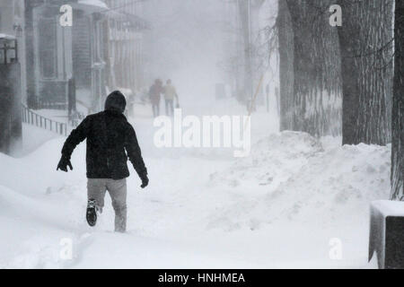 Halifax, Kanada. 13. Februar 2017. Blizzard-Bedingungen Zerschlage die Innenstadt von Halifax, N.S., 13. Februar, 2017.Credit: Lee Brown/Alamy Live News Stockfoto