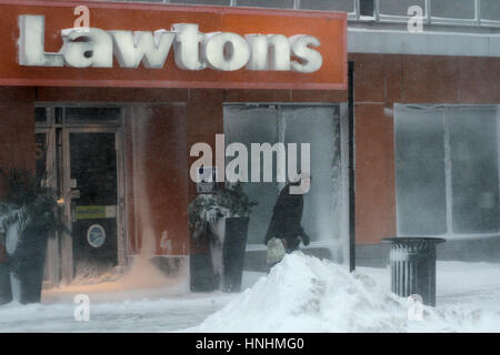 Halifax, Kanada. 13. Februar 2017. Blizzard-Bedingungen Zerschlage die Innenstadt von Halifax, N.S., 13. Februar, 2017.Credit: Lee Brown/Alamy Live News Stockfoto