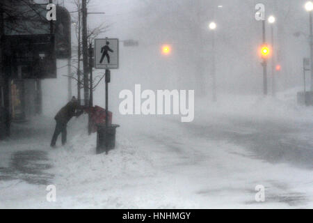 Halifax, Kanada. 13. Februar 2017. Blizzard-Bedingungen Zerschlage die Innenstadt von Halifax, N.S., 13. Februar, 2017.Credit: Lee Brown/Alamy Live News Stockfoto