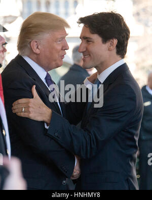 Washington, DC, USA. 13. Februar 2017. Vereinigte Staaten Präsident Donald J. Trump begrüßt am Montag, 13. Februar 2017 Premierminister Justin Trudeau aus Kanada ins Weiße Haus in Washington, DC. Bildnachweis: MediaPunch Inc/Alamy Live-Nachrichten Stockfoto