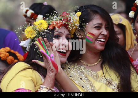 Dhaka, Bangladesch. 13. Februar 2017. Eine Bangladeshi Mädchen posieren für Fotos während der Feier des Pahela Falgun (Frühlingsfest) in Dhaka, Bangladesch, 13. Februar 2017. In Bangladesch Pahela Kongresspartei zeichnet mit bunten Feier und traditionell, Frauen tragen gelbe Saris und Mann Verschleiß Panjabi, diesen Tag zu feiern. Feier des Pahela Falgun wird als Bosonto Utsob bezeichnet. Bildnachweis: Suvra Kanti Das/ZUMA Draht/Alamy Live-Nachrichten Stockfoto