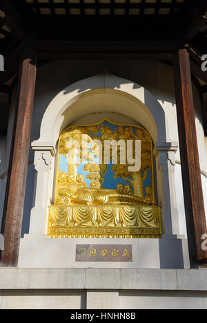 London, UK. 13. Februar 2017. UK-Wetter: Detail eine goldene Statue des liegenden Buddha auf der Friedenspagode an einem sonnigen, kalten und windigen Tag im Battersea Park, Süd-west-London. Bildnachweis: Stephen Chung/Alamy Live-Nachrichten Stockfoto