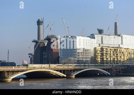 London, UK. 13. Februar 2017. Battersea Power Station, vom Battersea Bridge aus gesehen. Teil des angrenzenden, Battersea Power Station Riverwalk hat eröffnet, mit klaren Blick auf die laufenden Bauarbeiten. Die stufenweise Entwicklung soll im Jahr 2021. Bildnachweis: Stephen Chung/Alamy Live-Nachrichten Stockfoto