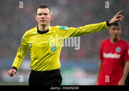 Schiedsrichter Benjamin Cortus reagiert während der deutschen Bundesliga-Fußballspiel zwischen Bayer Leverkusen und Eintracht Frankfurt in der in BayArena, Leverkusen, Deutschland, 11. Februar 2017. Foto: Marius Becker/dpa Stockfoto