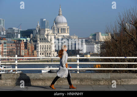 London, UK. 13. Februar 2017. Großbritannien Wetter. Kalten klaren Tag auf Waterloo Bridge. Bildnachweis: JOHNNY ARMSTEAD/Alamy Live-Nachrichten Stockfoto