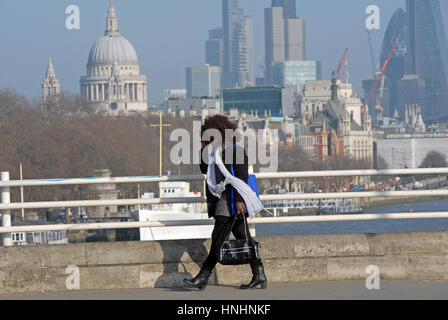 London, UK. 13. Februar 2017. Großbritannien Wetter. Kalten klaren Tag auf Waterloo Bridge. Bildnachweis: JOHNNY ARMSTEAD/Alamy Live-Nachrichten Stockfoto