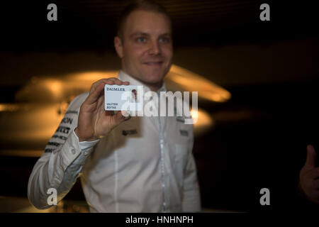 Stuttgart, Deutschland. 13. Februar 2017. Der neue Mercedes-Pilot Valtteri Bottas präsentiert seine Identifizierung des Arbeitnehmers im Mercedes-Benz Museum in Stuttgart, Deutschland, 13. Februar 2017. Foto: Franziska Kraufmann/Dpa/Alamy Live News Stockfoto