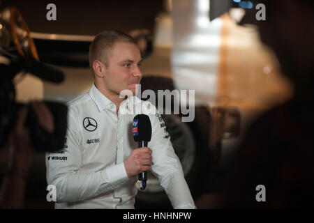 Stuttgart, Deutschland. 13. Februar 2017. Der neue Mercedes-Pilot Valtteri Bottas spricht während einer Pressekonferenz in der Mercedes-Benz Museum in Stuttgart, Deutschland, 13. Februar 2017. Foto: Franziska Kraufmann/Dpa/Alamy Live News Stockfoto