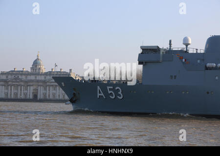 London, UK. 13. Februar 2017.  Deutsche Marine Spion Schiff FGS OKER A53 ist ein Spion Schiff und eines der Oste-Klasse Schiffe speziell dafür gebauten Intelligenz Spion Schiffe in erster Linie entwickelt, um Daten auf sowjetische Kriegsschiffe hier vorbei Greenwich ehemalige Royal Naval College auf der Themse zu sammeln 13.02.17 Credit: SANDRA ROWSE/Alamy Live News Stockfoto