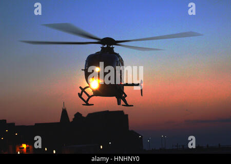 Morecambe, Lancashire, UK. 13. Februar 2017. North West Air Ambulance EC 135 Hubschrauber abhebt von der Promenade in Morecambe nach der Reaktion auf einen Anruf. Der Patient war nicht Auftrieb durch den Krankenwagen Credit: David Billinge/Alamy Live News Stockfoto