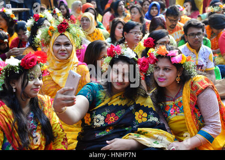 Dhaka, Bangladesch. 13. Februar 2017. Menschen besuchte anlässlich des "Basanto Utsab" am ersten Tag des Frühlings in Dhaka University Fine Arts Institution. Basanto Utsav, was wörtlich übersetzt die "Feier des Frühlings", fällt am 1. des Phalgun oder 13 Februar von dem englischen Kalender. Dhaka, 13. Februar 2017. Basanto ist vielleicht die schönste der Jahreszeiten, wenn Natur trägt einen neuen Look mit Bäumen, die sprießenden frische grüne nach dem Weggang von staubigen Winter Blätter. Bildnachweis: Mamunur Rashid/Alamy Live-Nachrichten Stockfoto