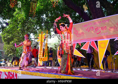 Dhaka, Bangladesch. 13. Februar 2017. Künstler auftreten auf der Bühne anlässlich des "Basanto Utsab" am ersten Tag des Frühlings in Dhaka University Fine Arts Institution. Basanto Utsav, was wörtlich übersetzt die "Feier des Frühlings", fällt am 1. des Phalgun oder 13 Februar von dem englischen Kalender. Dhaka, 13. Februar 2017. Basanto ist vielleicht die schönste der Jahreszeiten, wenn Natur trägt einen neuen Look mit Bäumen, die sprießenden frische grüne nach dem Weggang von staubigen Winter Blätter. Bildnachweis: Mamunur Rashid/Alamy Live-Nachrichten Stockfoto