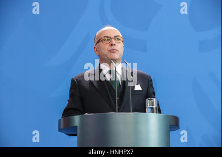 Berlin, Deutschland. 13. Februar 2017. Besuch der französischen Premierminister Bernard Cazeneuve besucht eine Pressekonferenz mit Bundeskanzlerin Angela Merkel (nicht im Bild) in Berlin, Hauptstadt Deutschlands, am 13. Februar 2017. Bildnachweis: Shan Yuqi/Xinhua/Alamy Live-Nachrichten Stockfoto